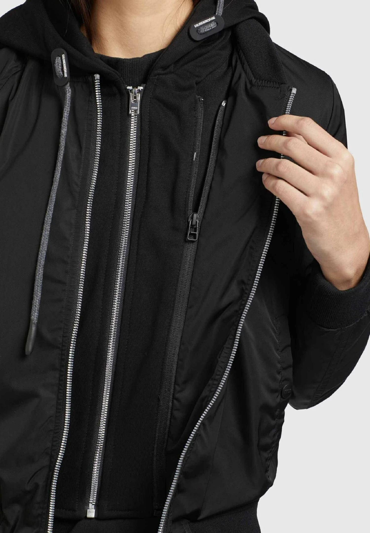 Khujo PerseeGiacca LeggeraSchwarz Donna Giacche E Blazer KH121G0DG-Q11 6 Khujo PerseeGiacca LeggeraSchwarz Donna Giacche E Blazer KH121G0DG-Q11 - immagine 6