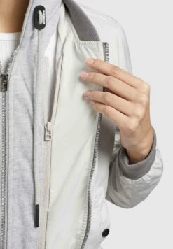 Khujo PerseeGiacca LeggeraHellgrau Donna Giacche E Blazer KH121G0DG-C12 -Khujo Negozio di alimentari 10d01ba7d37a437b945930fcf9628d59