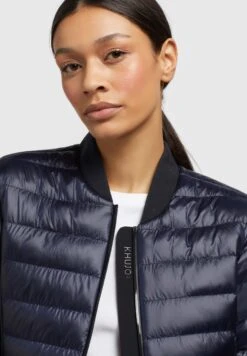 Khujo Maude ShinyGiubbotto BomberDunkelblau Donna Giacche E Blazer KH121U18T-K11 12 Khujo Maude ShinyGiubbotto BomberDunkelblau Donna Giacche E Blazer KH121U18T-K11 -Khujo Negozio di alimentari da8fe410efcf41a7b47a2c5e98940b1f